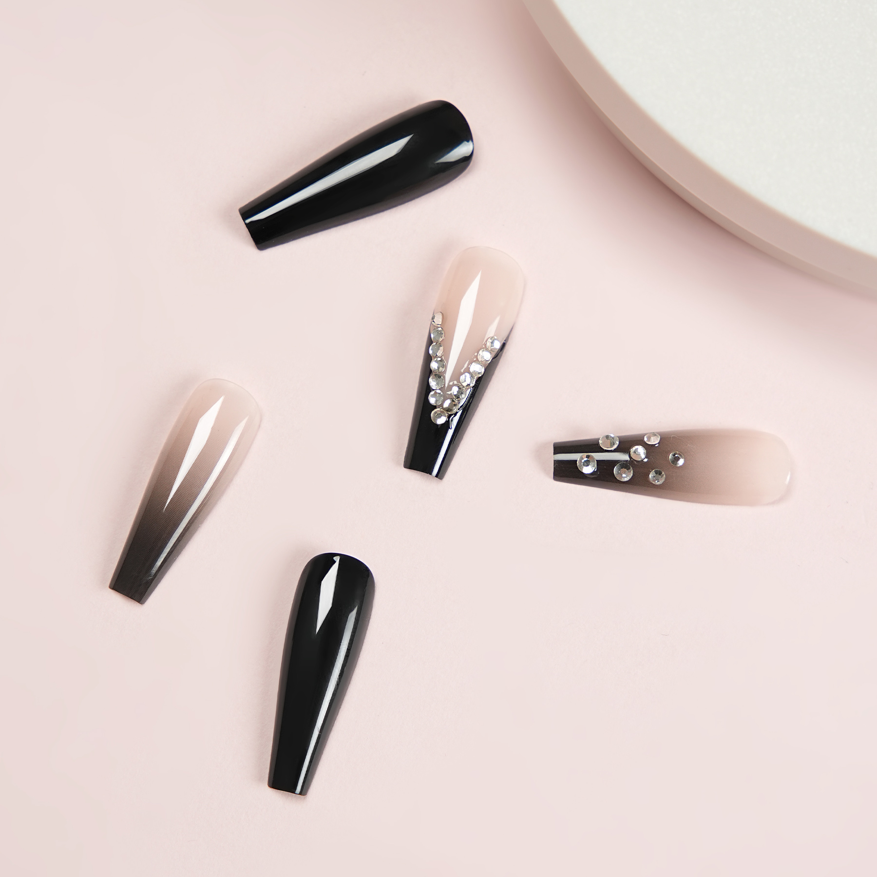 The new long ballet dot diamond French black classic nail wearable nail art piece is easy to wear and a new fashionable nail art choice Application Scenario