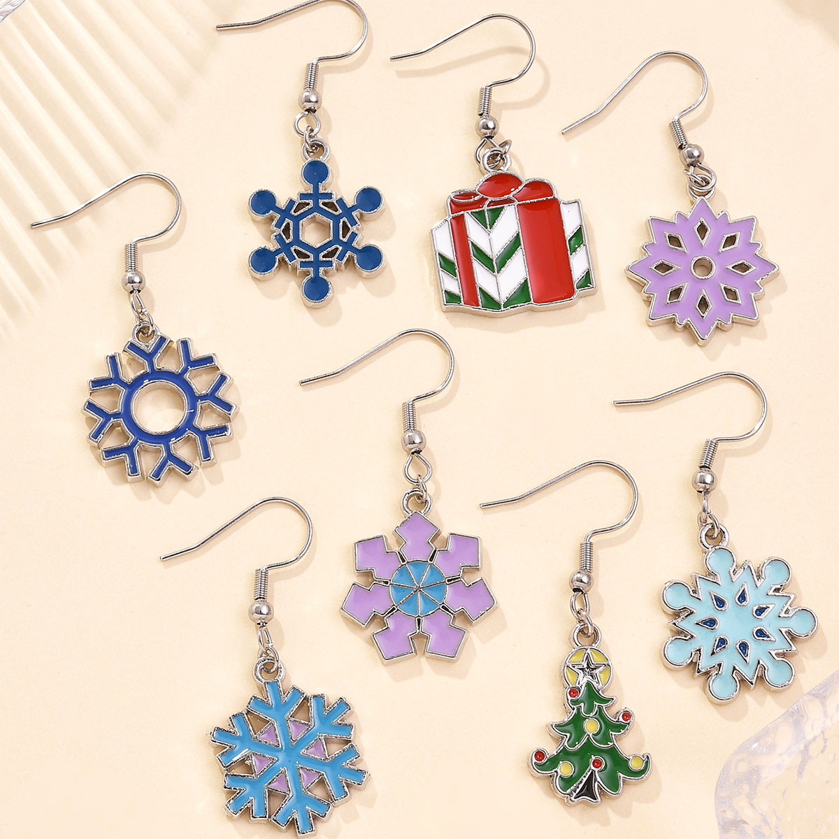 Santa Claus snowflake earrings, Christmas tree ornaments, pendant earrings, creative Christmas style earrings, diy pendant pendants
