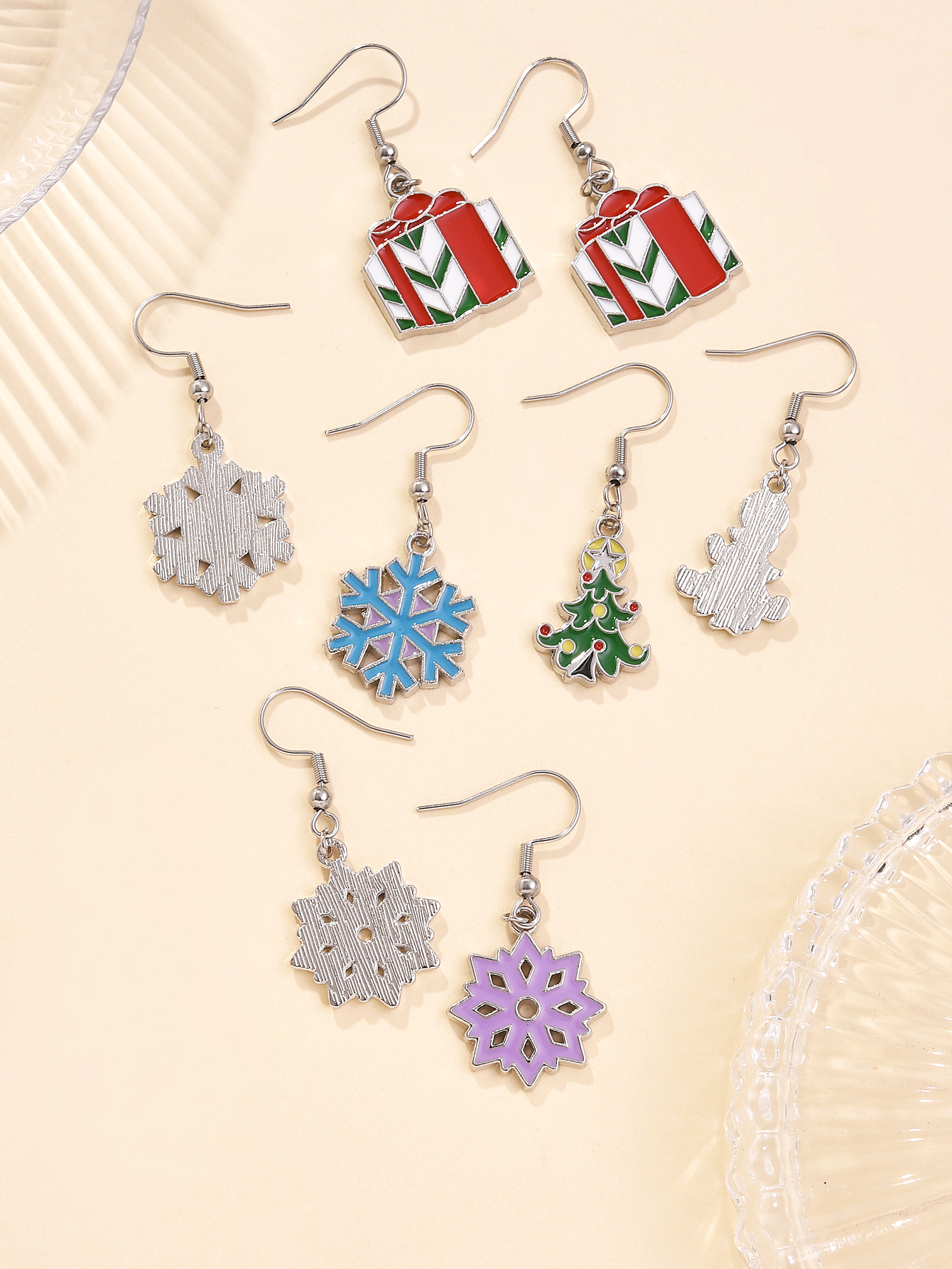 Santa Claus snowflake earrings, Christmas tree ornaments, pendant earrings, creative Christmas style earrings, diy pendant pendants Application Scenario