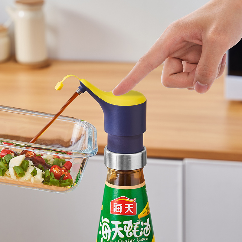 Household kitchen oyster sauce bottle capping device, universal bottle mouth oyster sauce and tomato sauce quantitative capping pump head extruder
