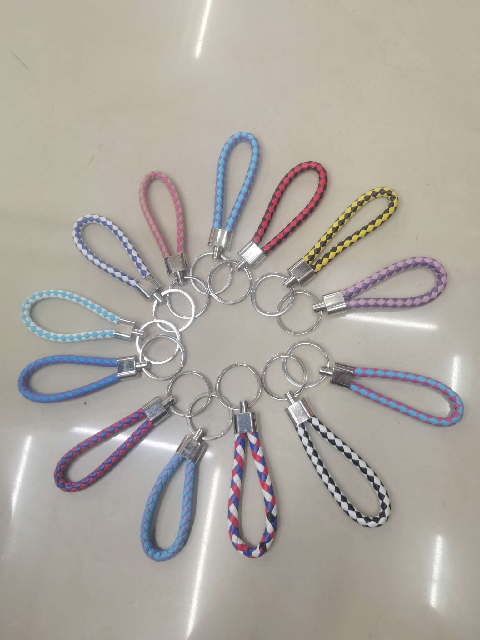 彩色皮绳钥匙扣