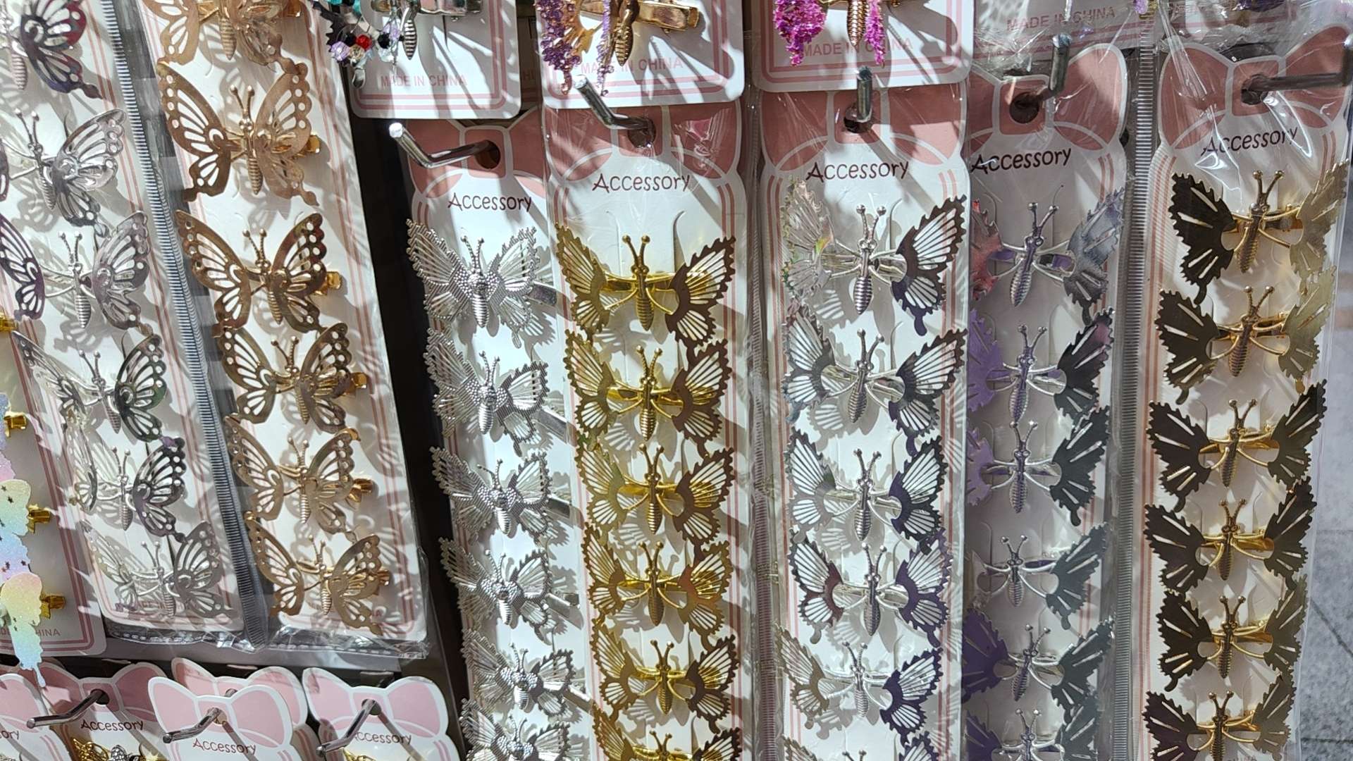 会动的蝴蝶，一包12个，一包2卡，一卡6个，中压袋包装，雯翔饰品