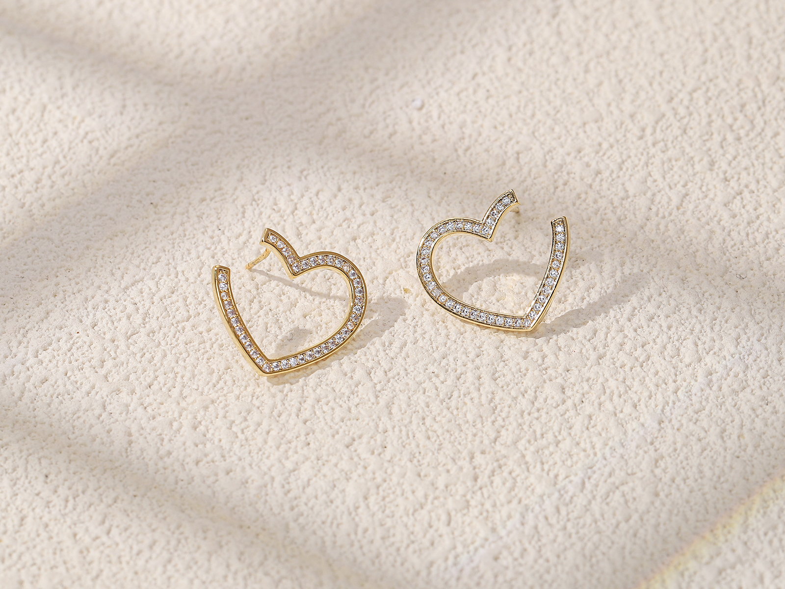 Xuhui brand exquisite and light luxury copper plated with real gold and set with zircon 925 silver needle heart-shaped luxurious design fashionable stud earrings Application Scenario