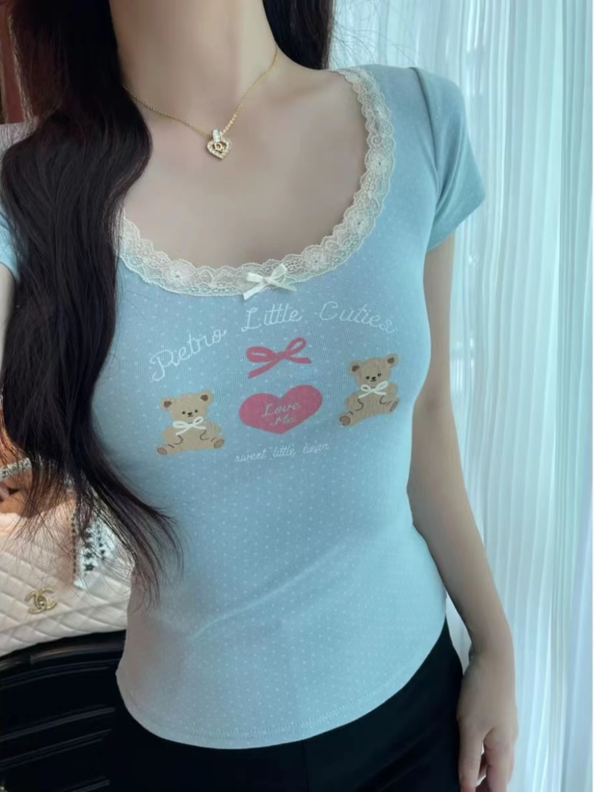 Fashionable printed short-sleeved T-shirt for women in summer, a unique and stunning beauty. Short, slimming and form-fitting top with lace trim details Picture