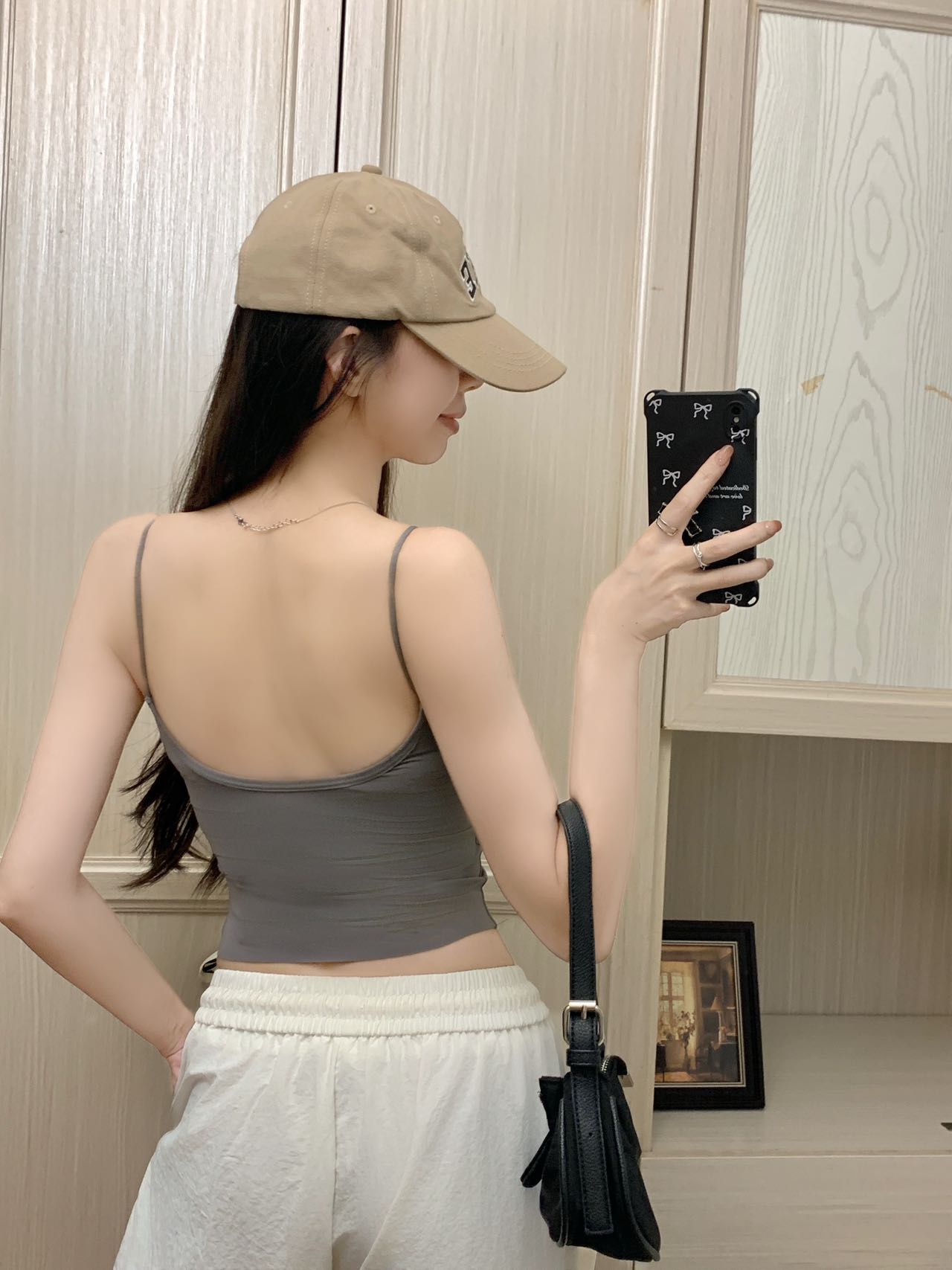 Wearing a bra with an inner top to show off the chest and a strappy vest as a bottom layer, a woman with a chest cushion and a beautiful back pic 11