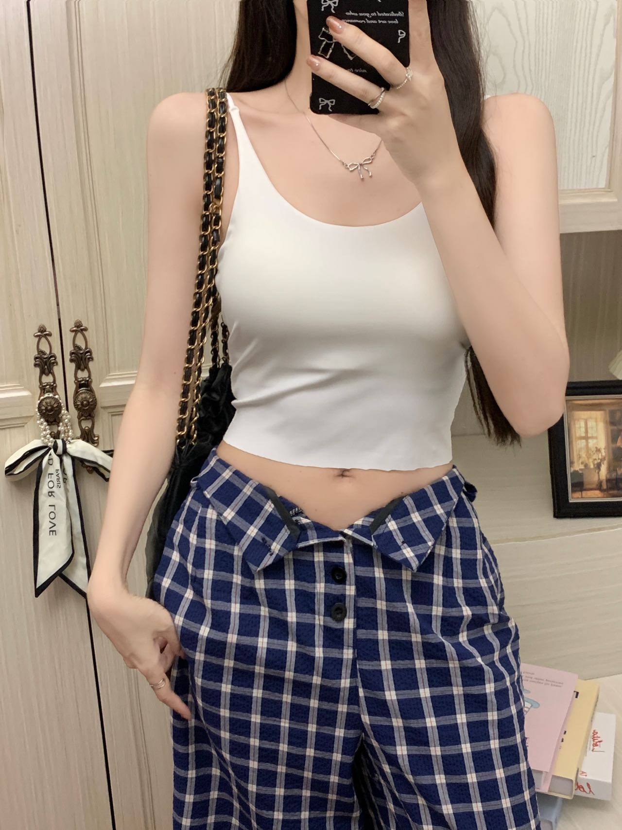 Wearing a bra with an inner top to show off the chest and a strappy vest as a bottom layer, a woman with a chest cushion and a beautiful back pic 6