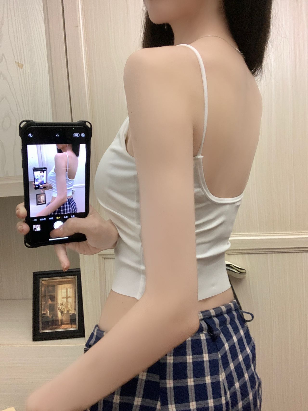 Wearing a bra with an inner top to show off the chest and a strappy vest as a bottom layer, a woman with a chest cushion and a beautiful back pic 5