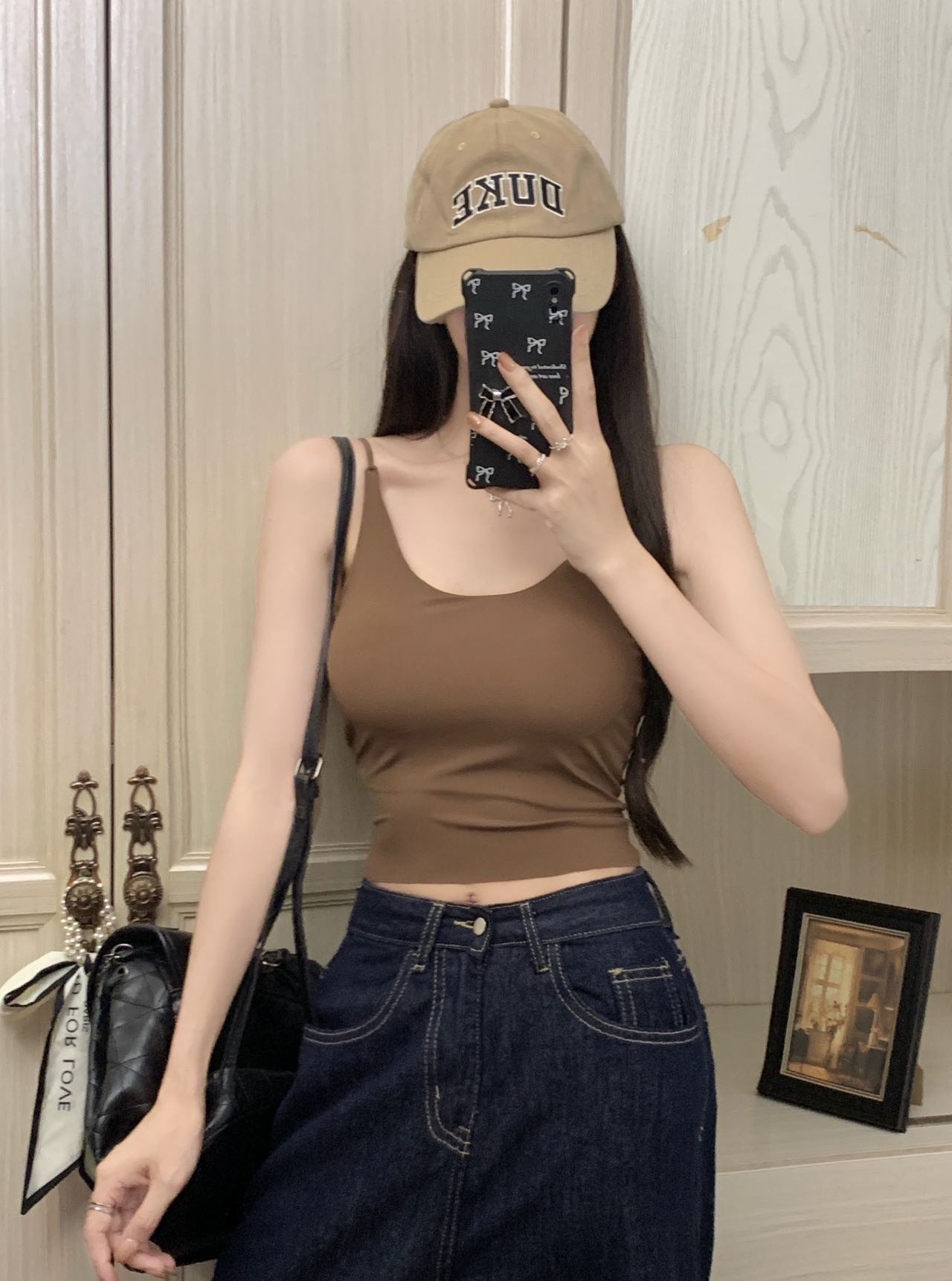 Wearing a bra with an inner top to show off the chest and a strappy vest as a bottom layer, a woman with a chest cushion and a beautiful back pic 14