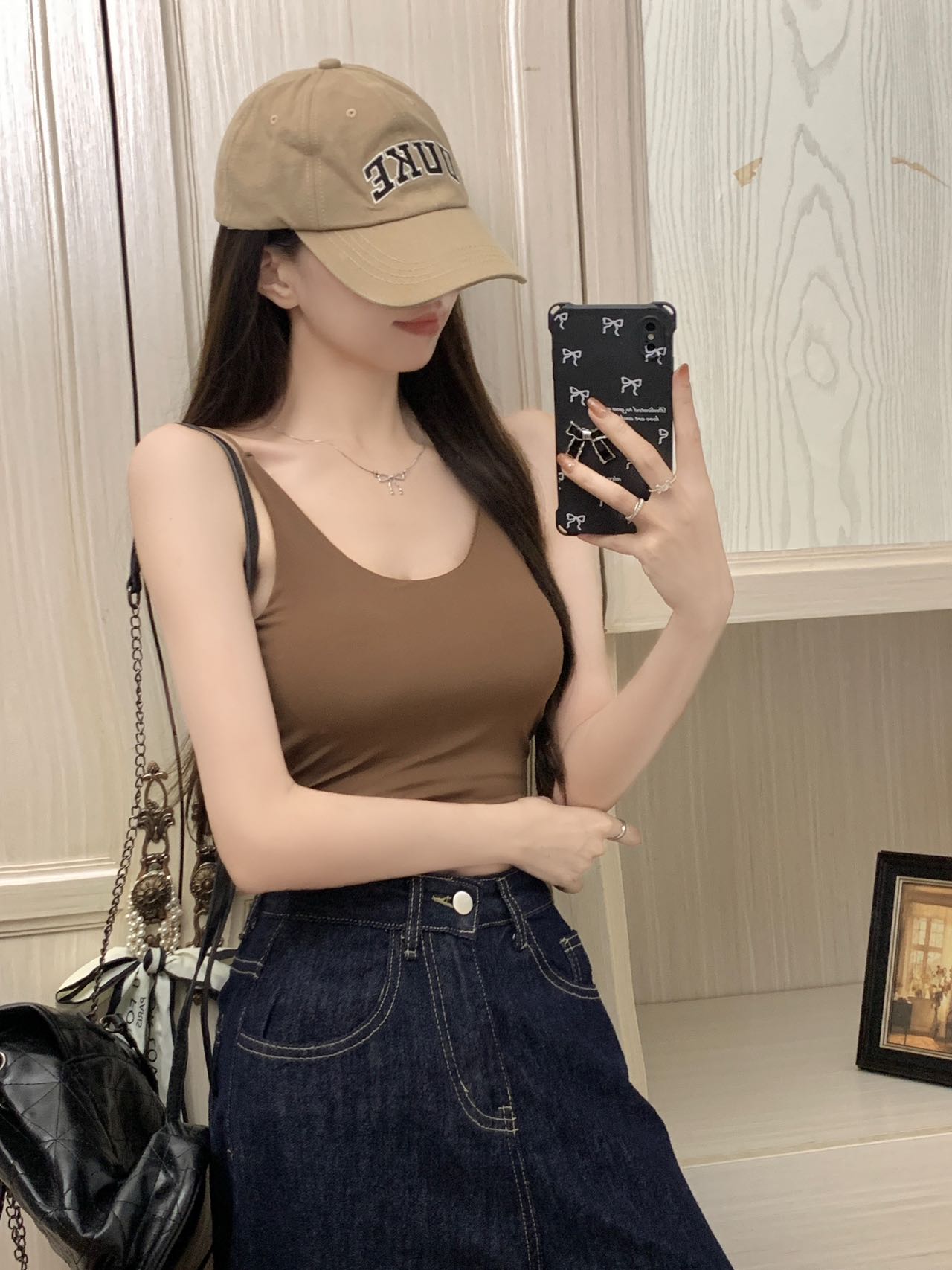 Wearing a bra with an inner top to show off the chest and a strappy vest as a bottom layer, a woman with a chest cushion and a beautiful back Item Picture