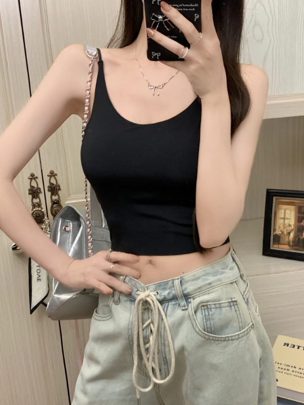 Wearing a bra with an inner top to show off the chest and a strappy vest as a bottom layer, a woman with a chest cushion and a beautiful back pic 3