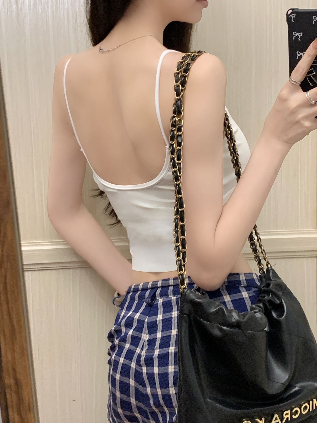Wearing a bra with an inner top to show off the chest and a strappy vest as a bottom layer, a woman with a chest cushion and a beautiful back pic 4