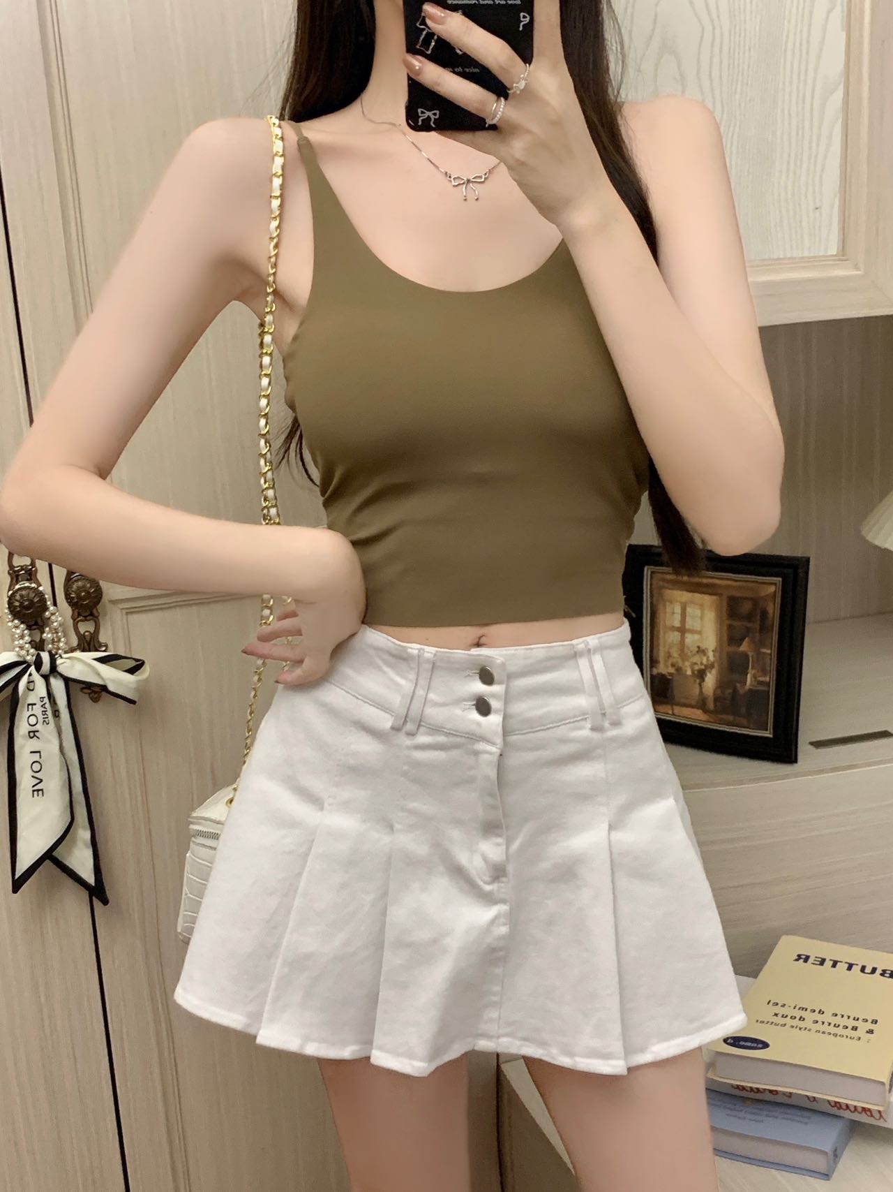 Wearing a bra with an inner top to show off the chest and a strappy vest as a bottom layer, a woman with a chest cushion and a beautiful back pic 9