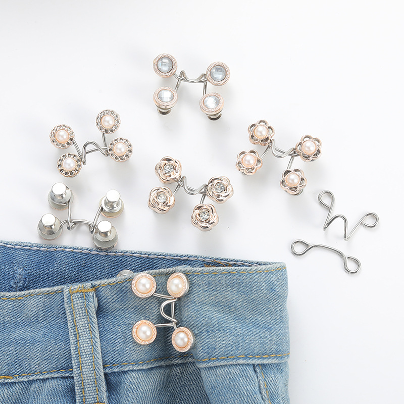 The new nail-free waist-cinching wonder: detachable jeans with a large and small waistline extension and adjustable metal button for waist cinching details Picture