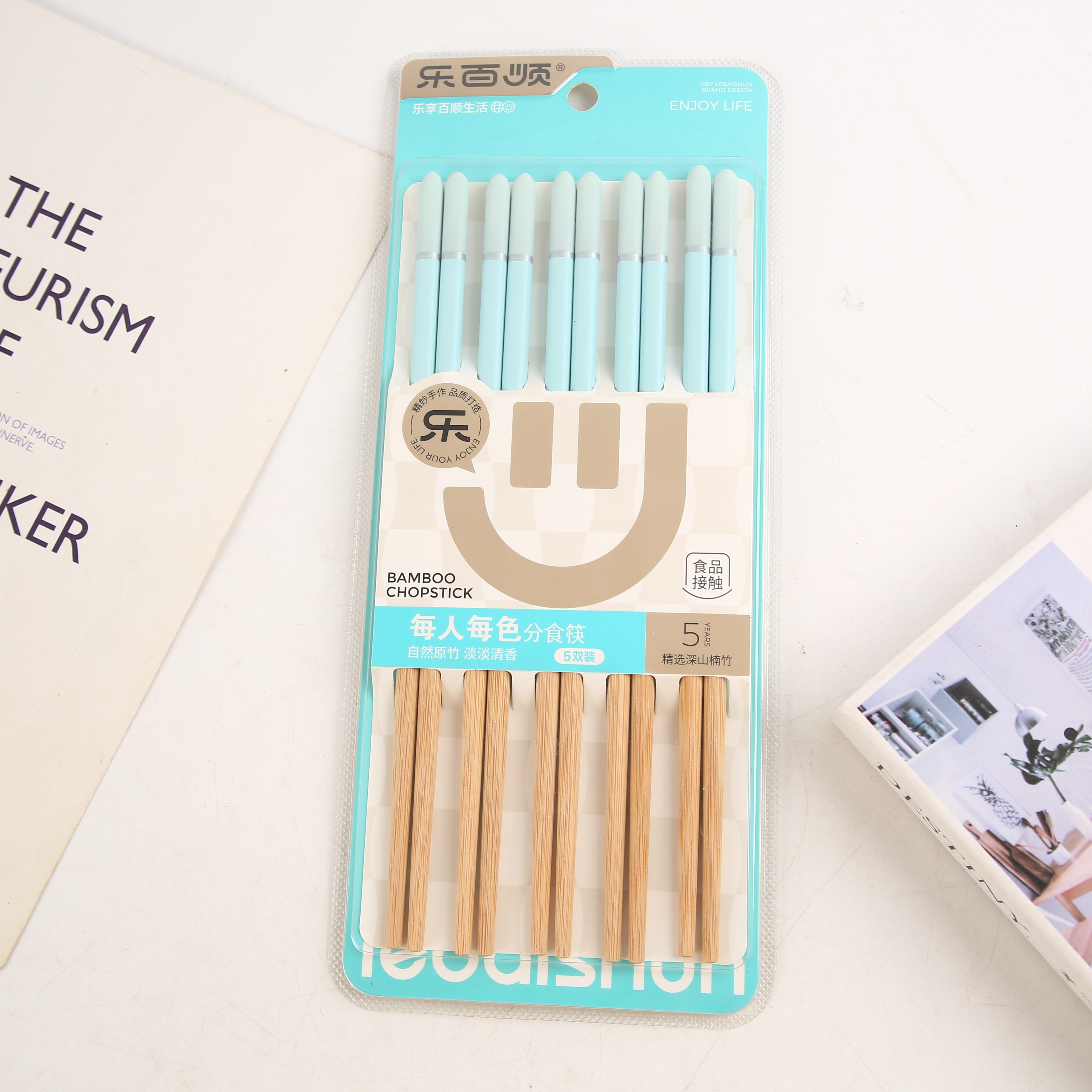 Wholesale of anti-slip bamboo chopsticks for export and domestic sales, with a variety of household serving chopsticks to choose from Application Scenario
