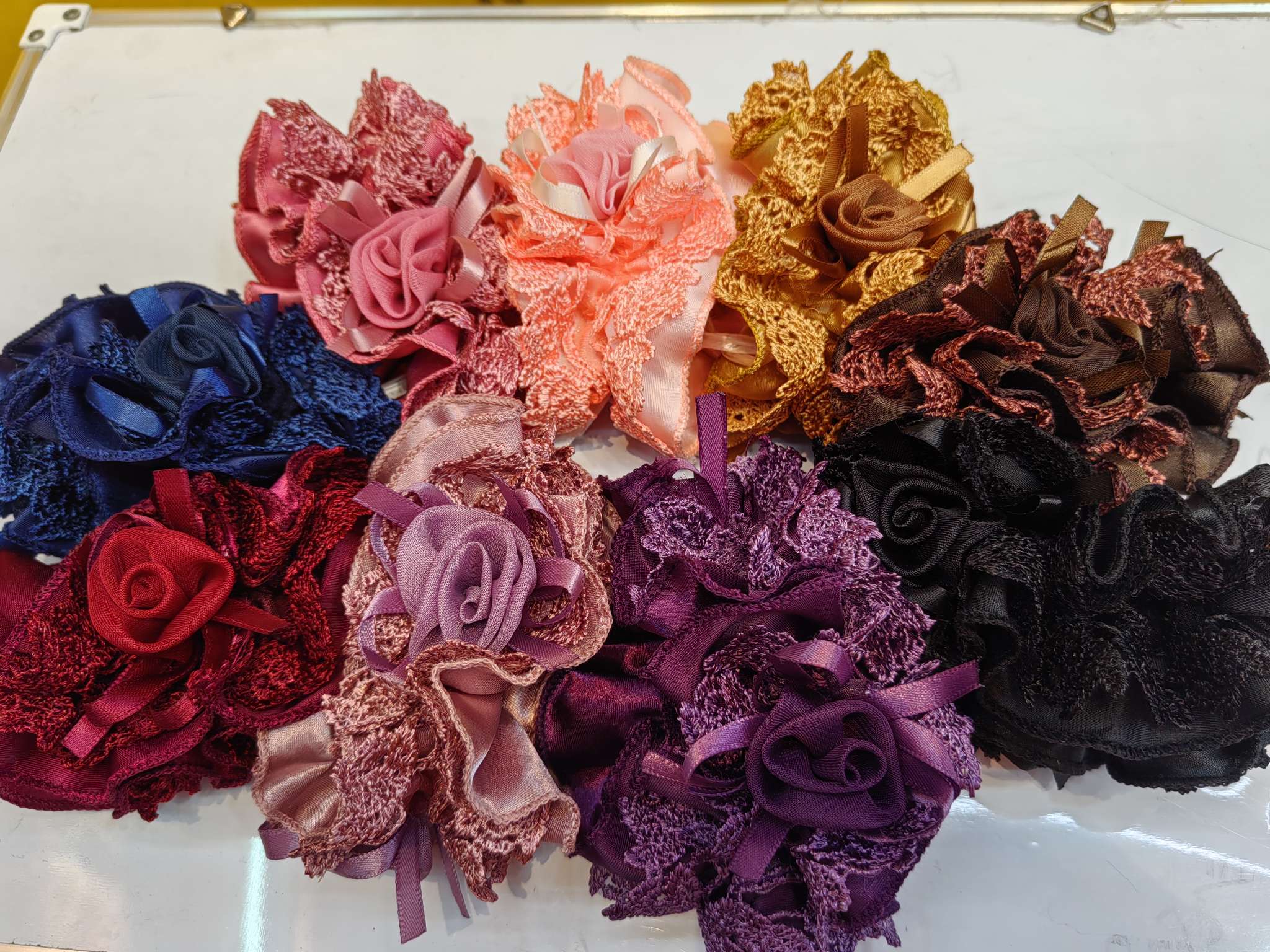 时尚女士头饰发饰套装 头绳皮筋大肠发圈发夹一应俱全 优雅气质发圈发饰品深咖四朵花细节图