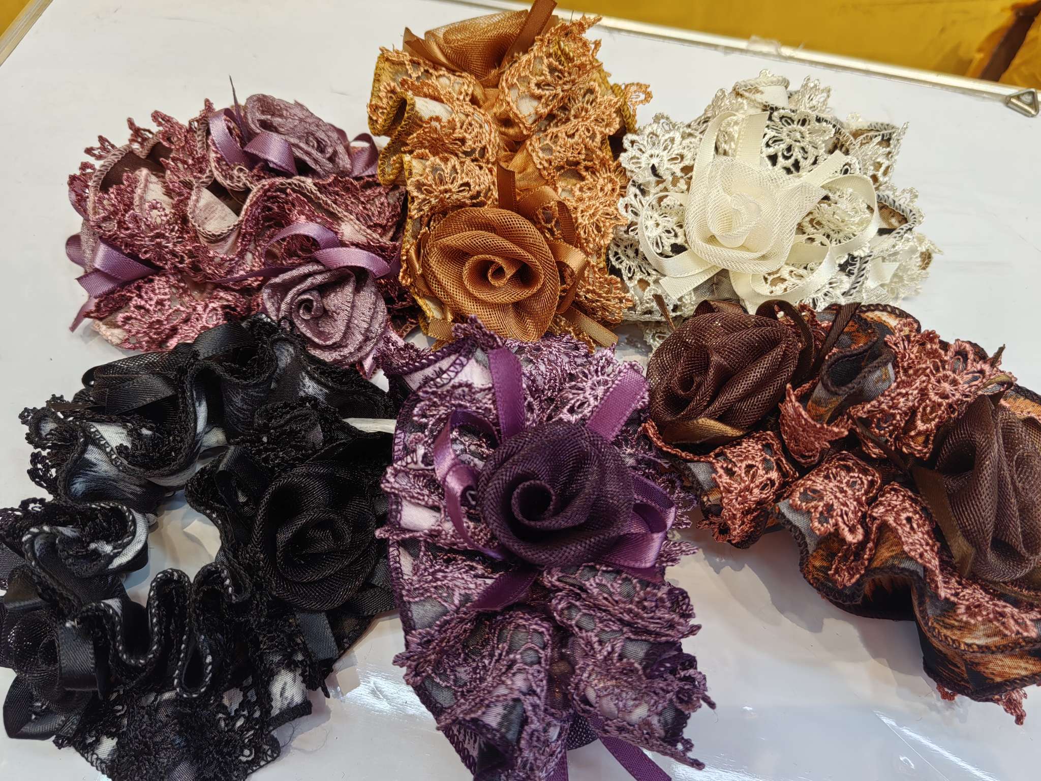 时尚女士头饰发饰套装 头绳皮筋大肠发圈发夹一应俱全 优雅气质发圈发饰品深咖四朵花产品图