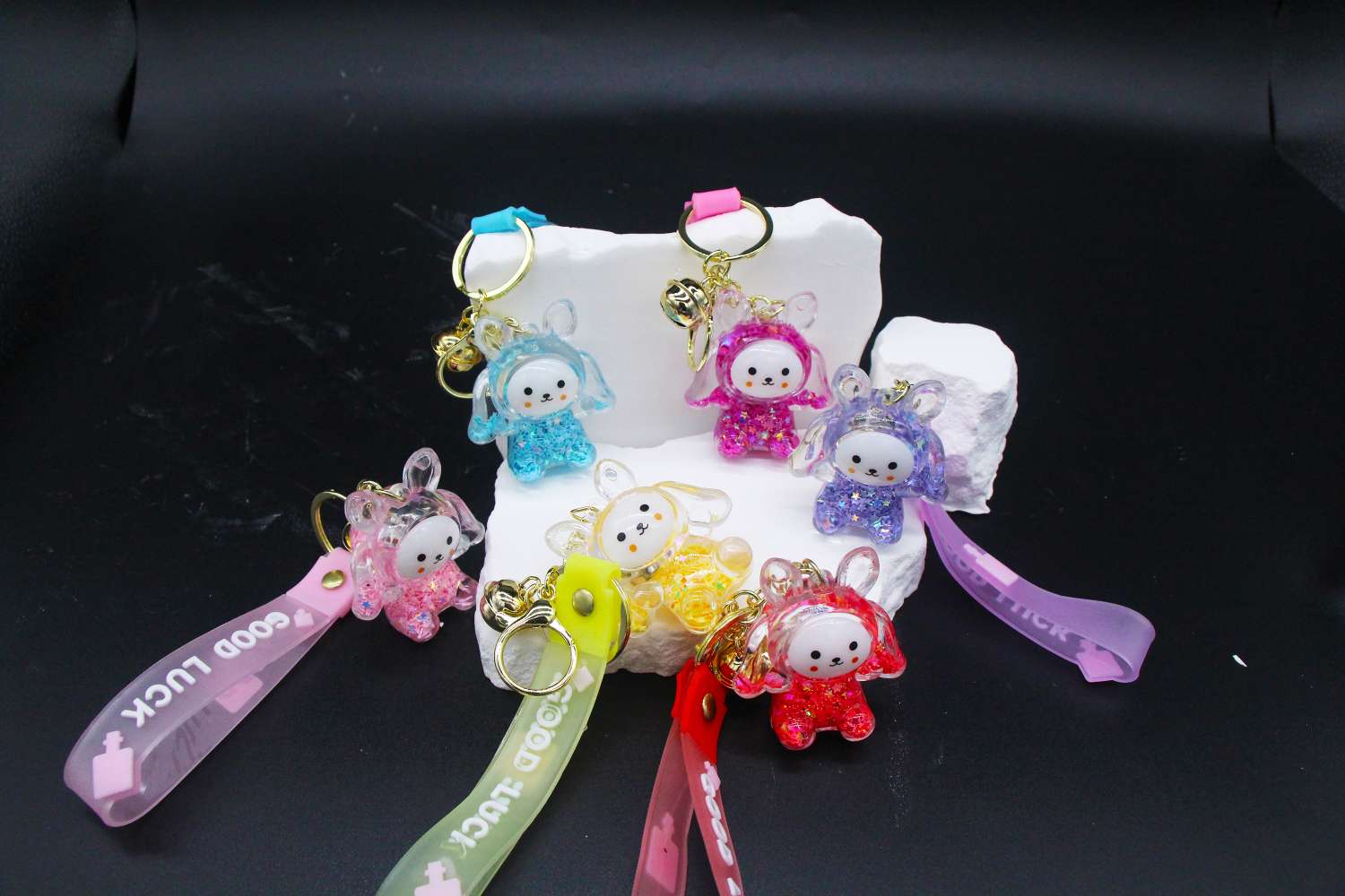 钥匙扣女2024可爱玩偶时尚液体闪光透明钥匙扣