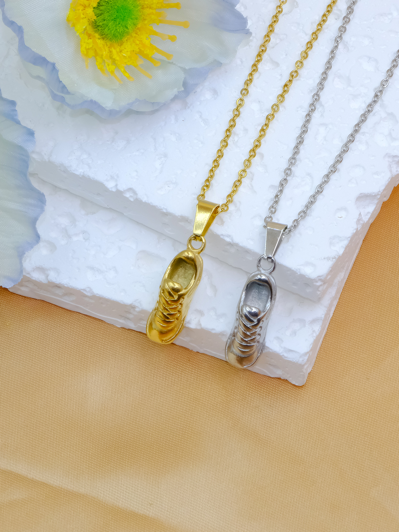 时尚运动潮流单品不锈钢吊坠立体运动鞋男女同款日常搭配