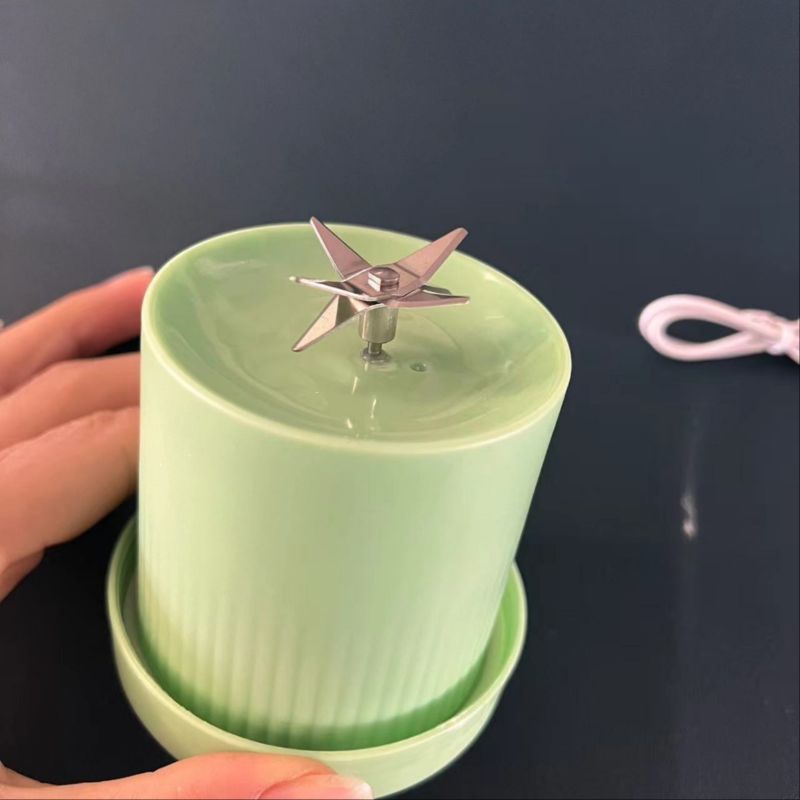 Double-layer juicer cup with 6 blades, USB wireless charging juicer, small portable juice cup, cross-border 450ml Application Scenario
