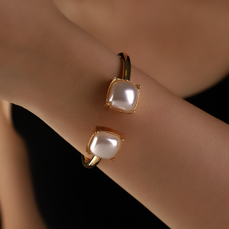 Fashionable square glass zircon bracelet, wholesale of European and American girls' jewelry bracelets 000000 details Picture