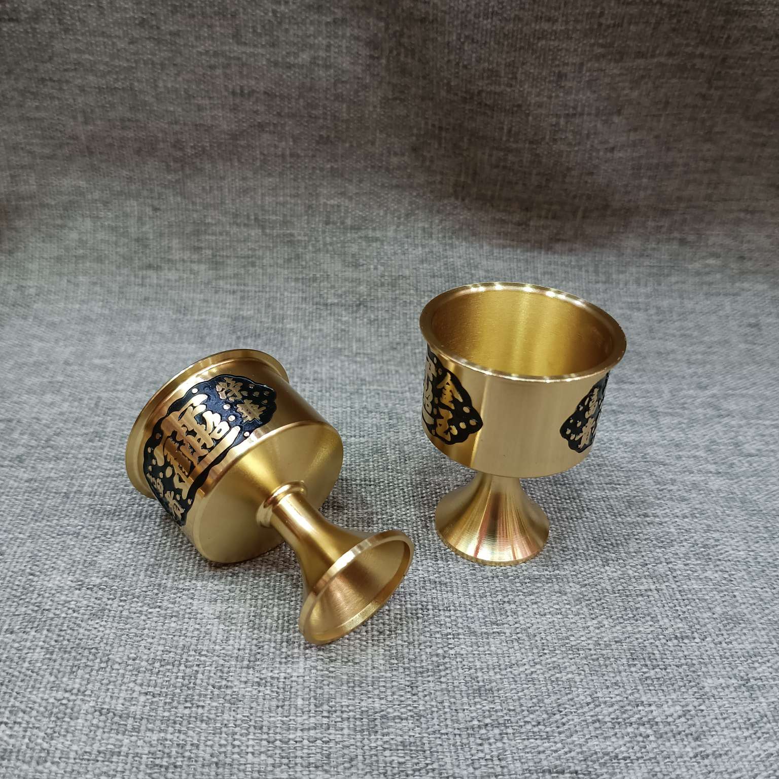 Metal handicrafts, gift wine glasses, tall glass wine bottles, retro gold and jade abundance, prosperity and wealth cups, offering cups, large tourist souvenirs, auspicious gifts, copper wine glasses, traditional Chinese style antique wine glasses, tall glass exquisite gifts, home furnishings, and decorations Application Scenario