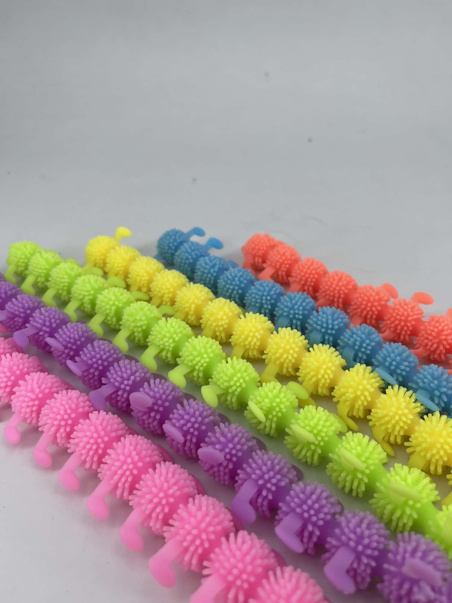 新奇特毛毛虫拉拉乐手环 七彩解压玩具 外贸批发白底实物图