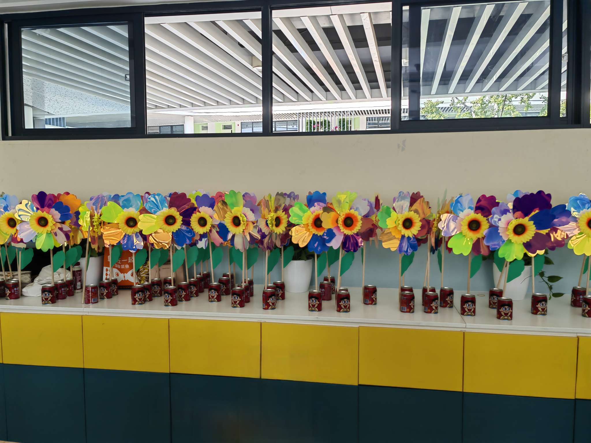 炫彩彩色向日葵风车儿童手持装饰木杆炫彩旋转户外详情图3