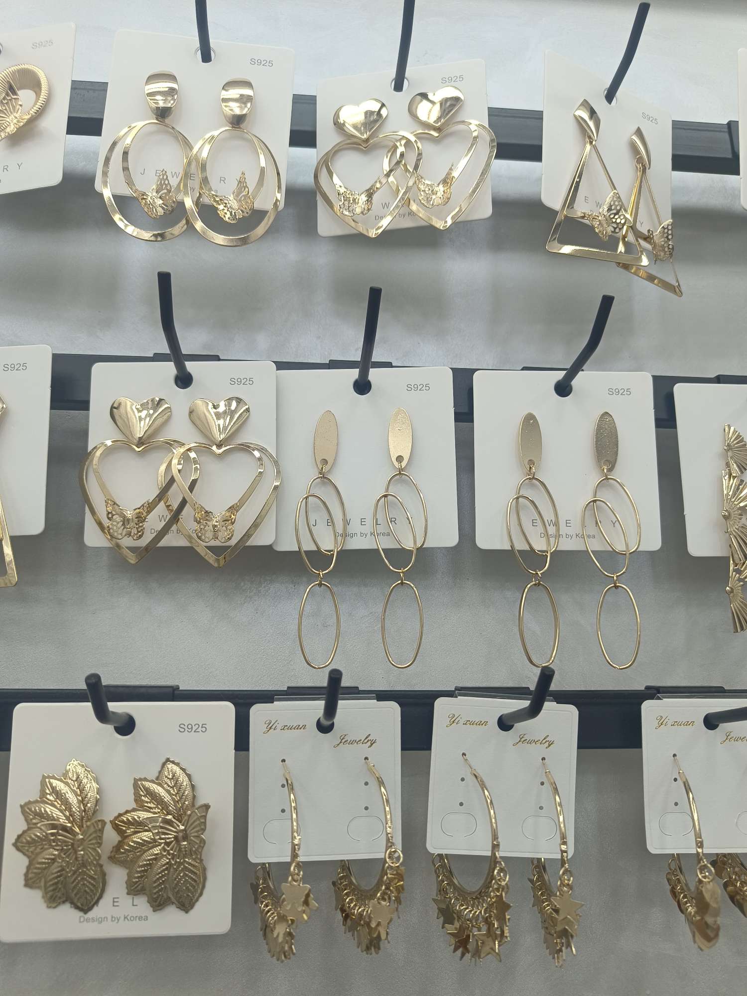 Stainless steel round earrings, tin earrings, unique design, women's fashion earrings, light luxury style earrings, simple and elegant earrings, stud earrings detail image 4