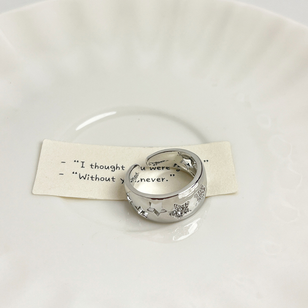 Korean exquisite and high-end five-pointed star hollowed-out micro-inlaid ring, a niche design for women, versatile, unique opening index finger ring, alloy electroplated to retain color, real gold, a bestseller on Amazon Application Scenario