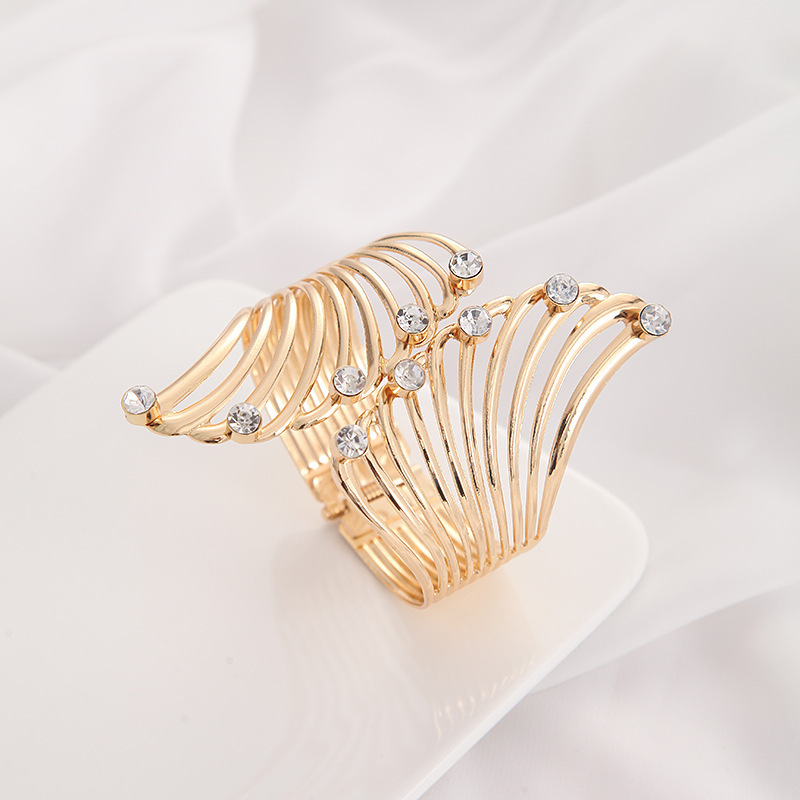Diamond-encrusted fan-shaped bracelets are popular in European and American fashion Application Scenario
