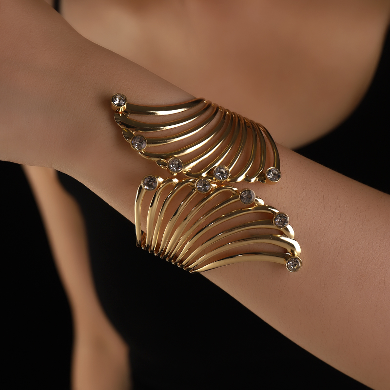 Diamond-encrusted fan-shaped bracelets are popular in European and American fashion