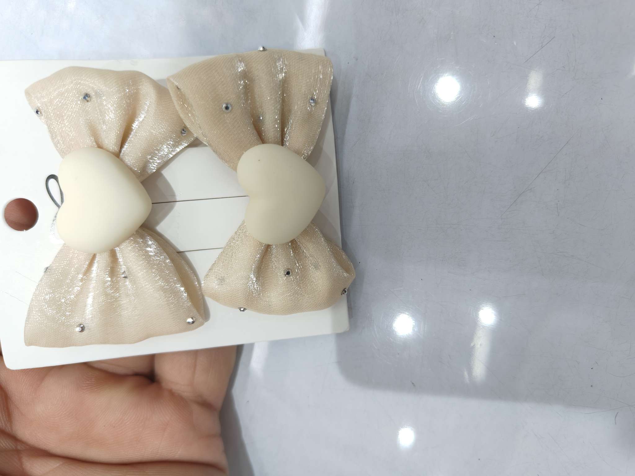 布艺底托+精密点钻工艺，钻面紧实不易脱落，耐造耐用，日常佩戴不易刮花。详情图2