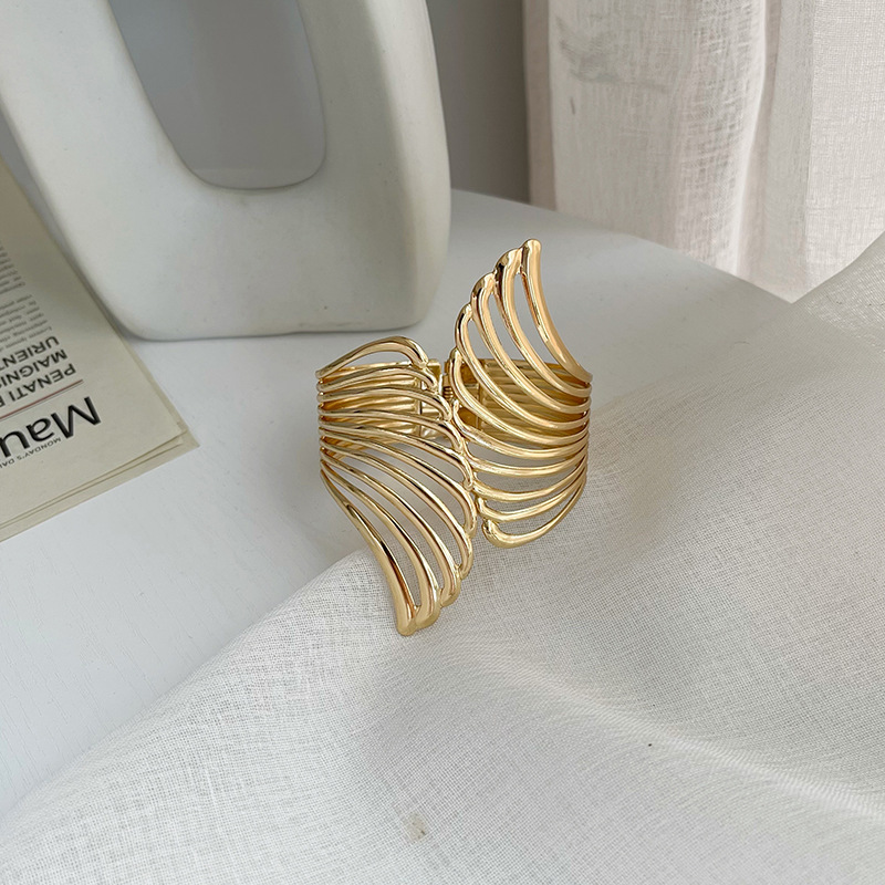 Diamond-encrusted fan-shaped bracelets are popular in European and American fashion Specification image