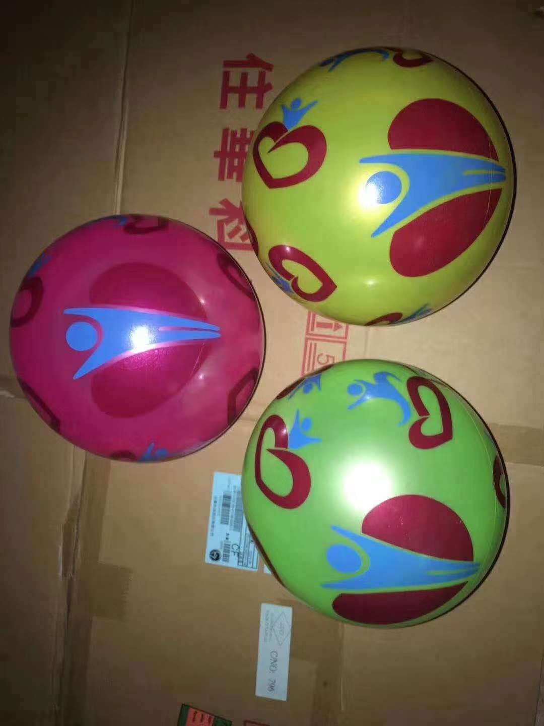 50克22公分奥运会专用足球用品 9寸彩色沙滩球 运动户外玩具儿童拼接卡通足球颜色混款的双色足球足球详情图2
