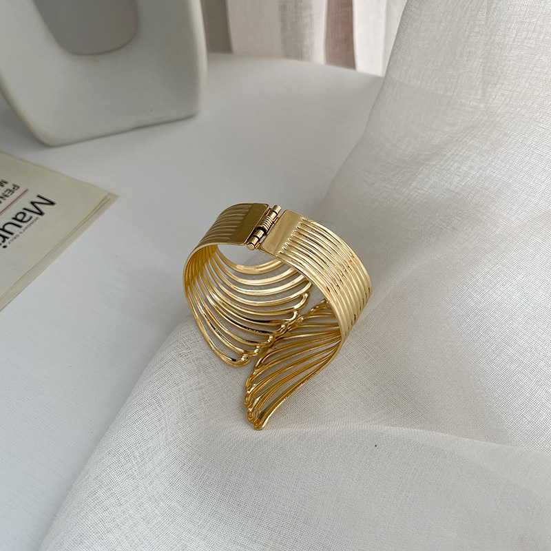 Diamond-encrusted fan-shaped bracelets are popular in European and American fashion Item Picture