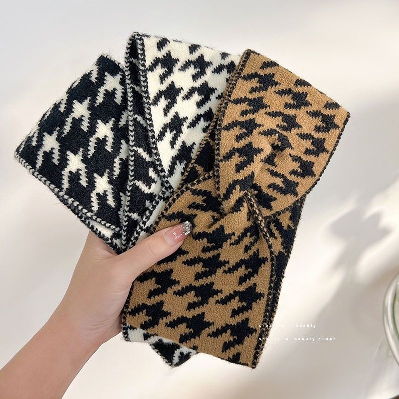 The woolen cross headband is a popular knitted headwear for Korean Instagram sports outings. It features a wide-edge washbasin headband with anti-slip properties Item Picture