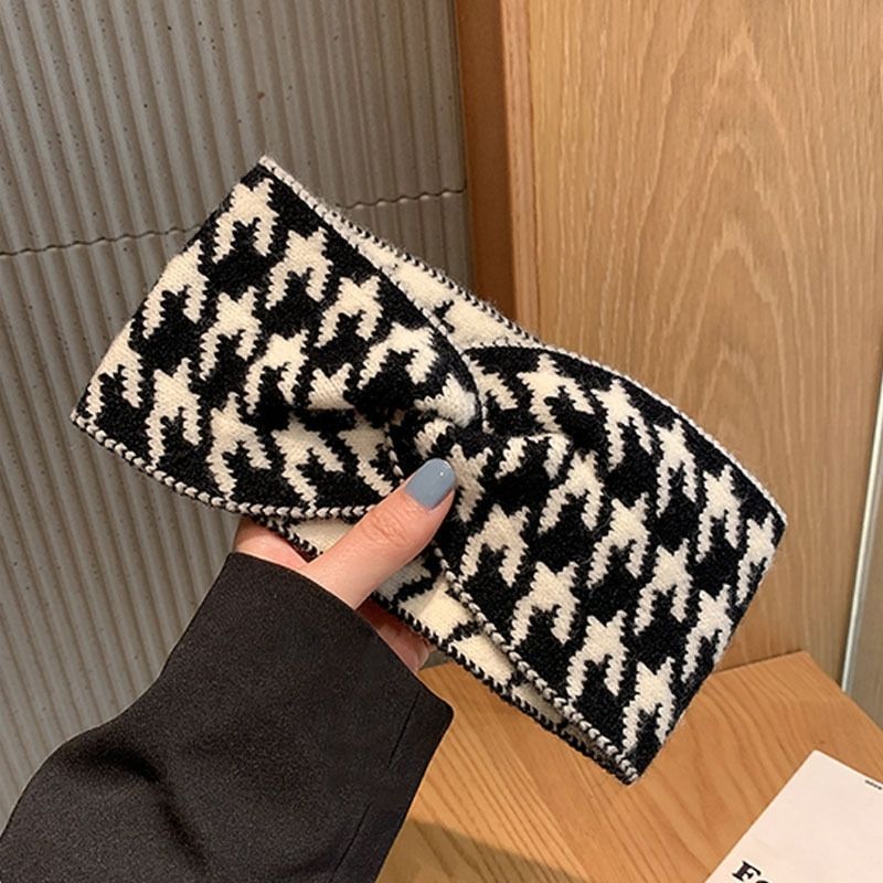 The woolen cross headband is a popular knitted headwear for Korean Instagram sports outings. It features a wide-edge washbasin headband with anti-slip properties Application Scenario