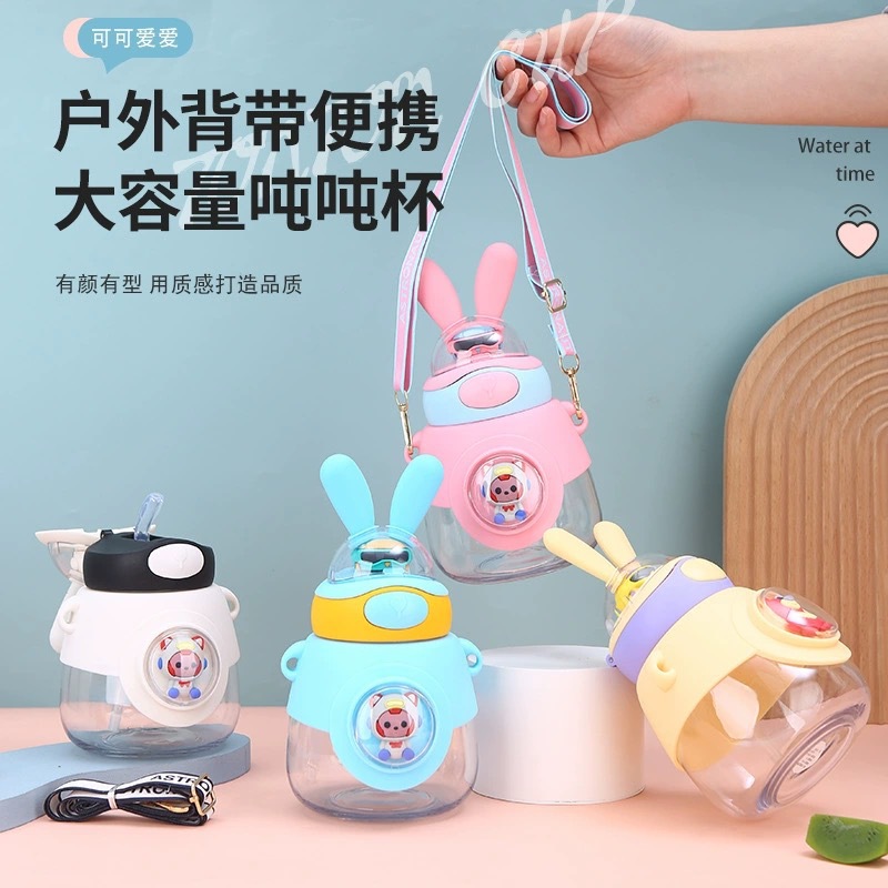 H185-公仔兔兔杯儿童水杯高颜值斜跨吸管兔兔杯运动大肚杯塑料杯详情图3