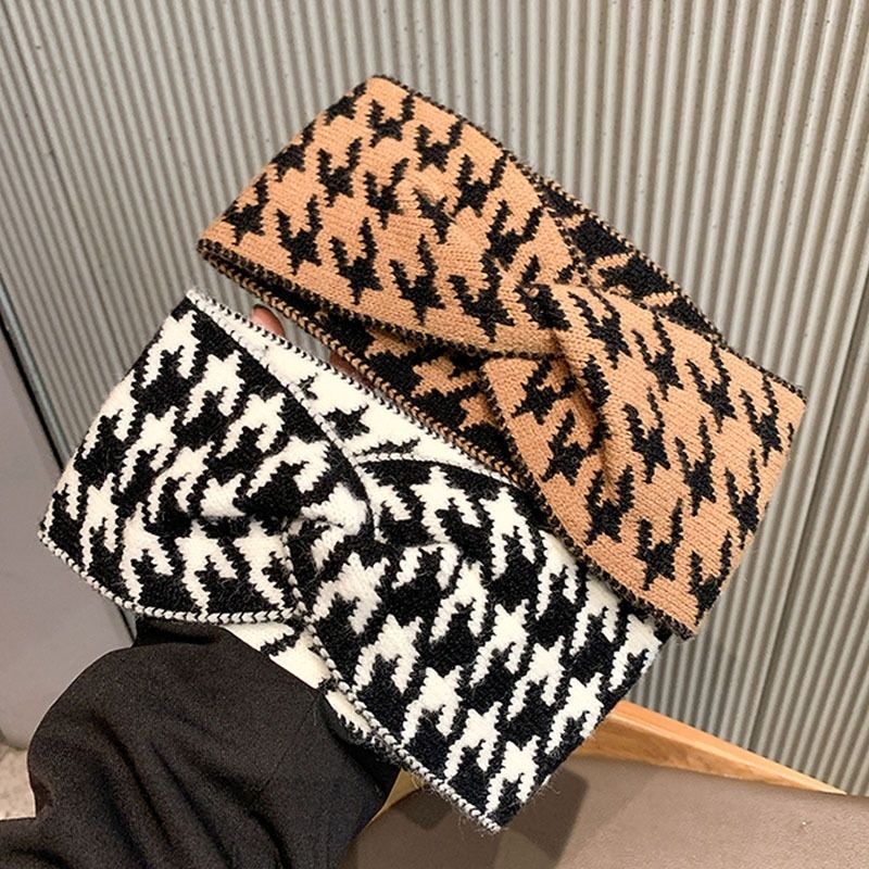 The woolen cross headband is a popular knitted headwear for Korean Instagram sports outings. It features a wide-edge washbasin headband with anti-slip properties detail image 3