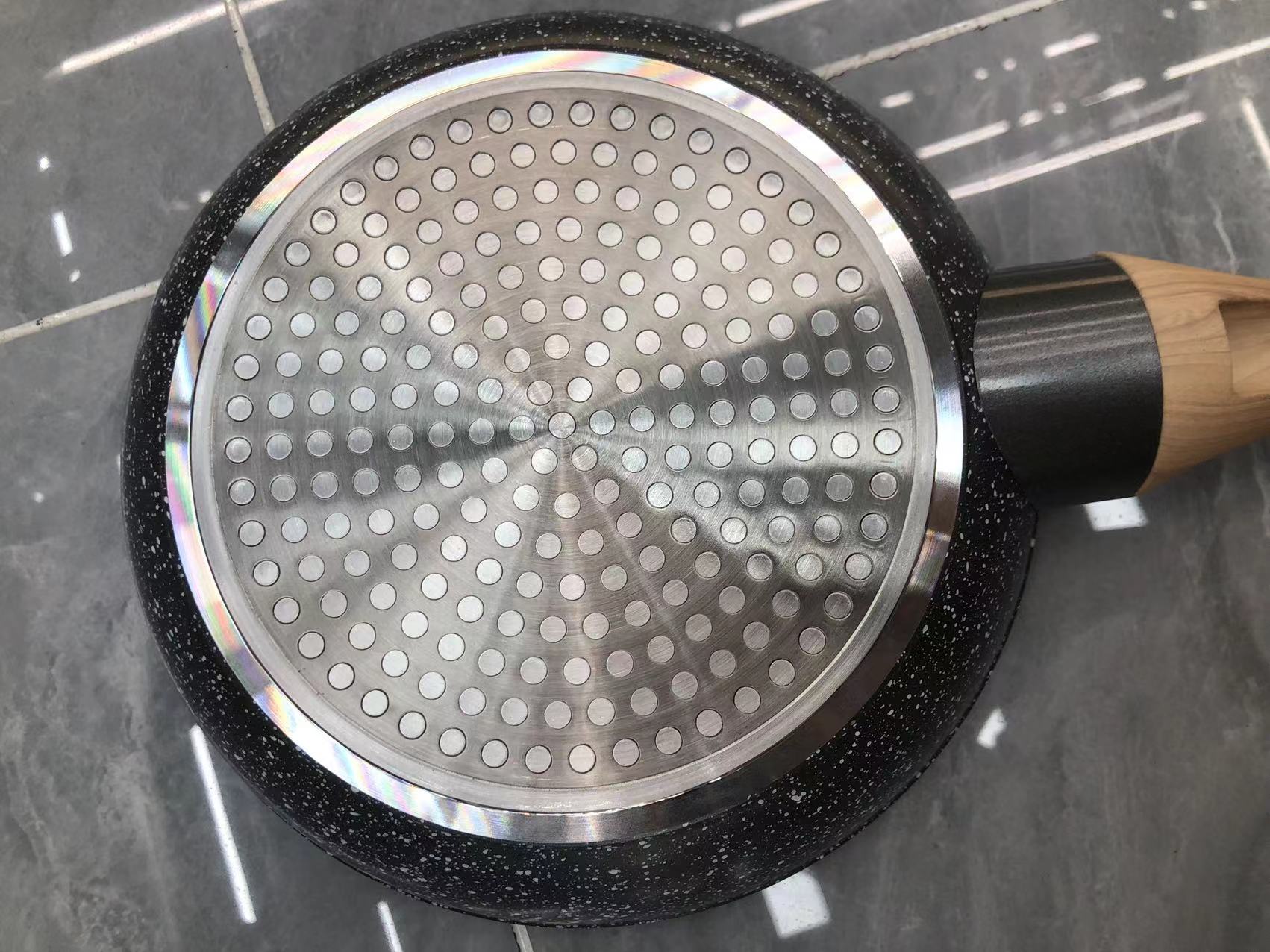 Non-stick pan, milk pan, flat pan, 18cm wok, induction cooker, gas stove, universal red small pot, in stock and available for customization Application Scenario