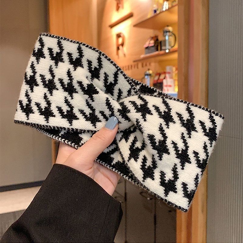 The woolen cross headband is a popular knitted headwear for Korean Instagram sports outings. It features a wide-edge washbasin headband with anti-slip properties details Picture