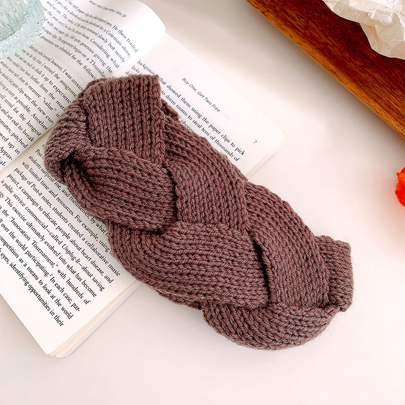 The Korean retro autumn and winter contrasting color woolen wide-edge cross hair band exudes a stylish netting style with a knitted hair band and hair accessory