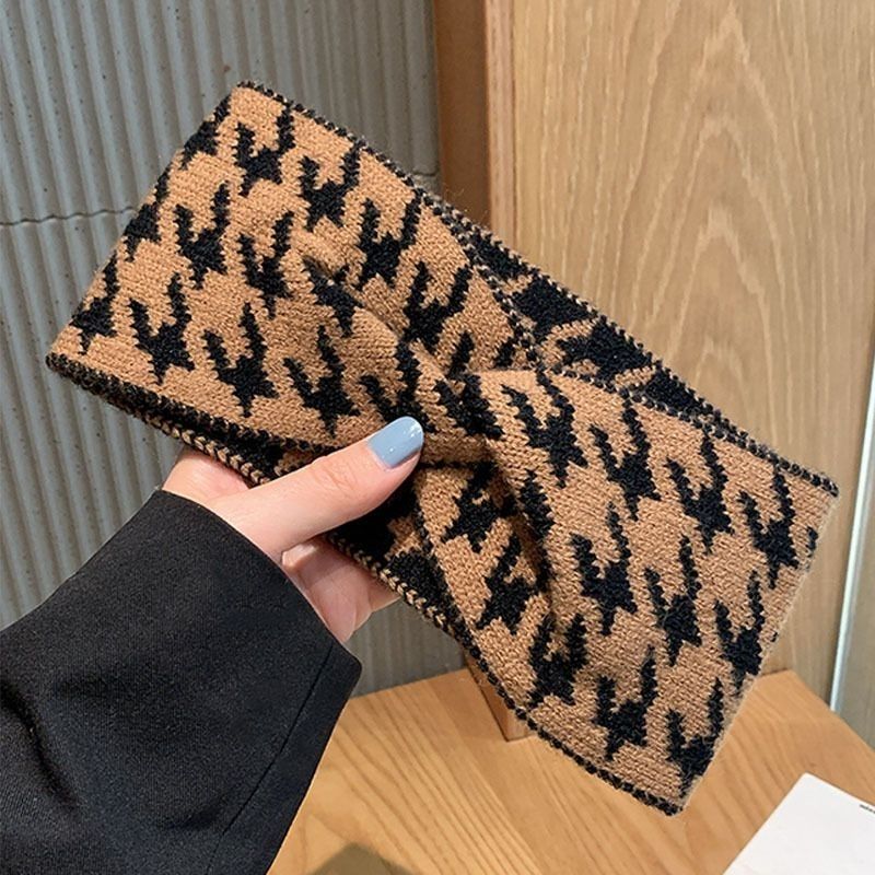 The woolen cross headband is a popular knitted headwear for Korean Instagram sports outings. It features a wide-edge washbasin headband with anti-slip properties Specification image