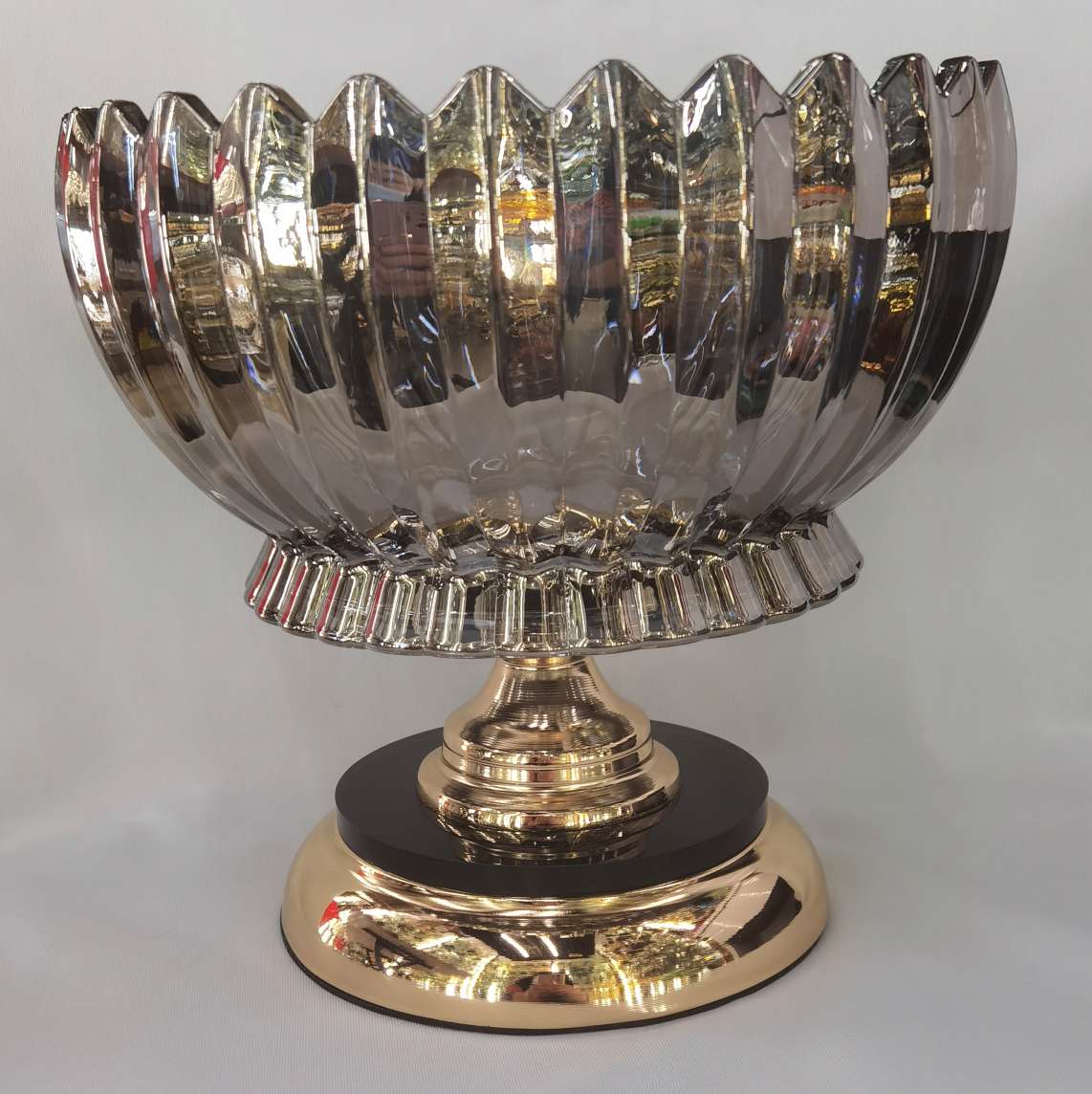 花瓶金属工艺品装饰摆件 精致礼品 艺术品收藏 家居装饰品 现代简约风格产品图