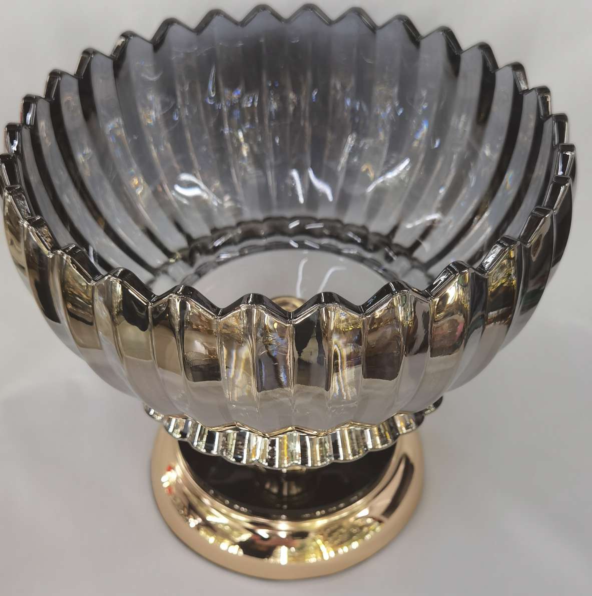 花瓶金属工艺品装饰摆件 精致礼品 艺术品收藏 家居装饰品 现代简约风格