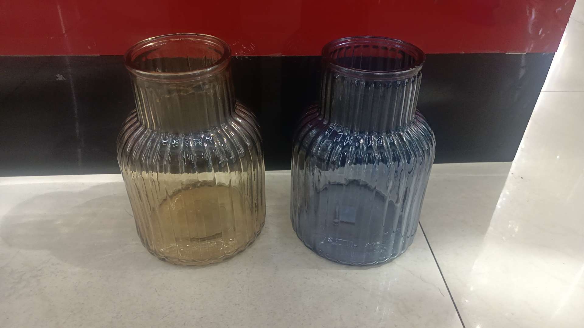 Vertical bar vase