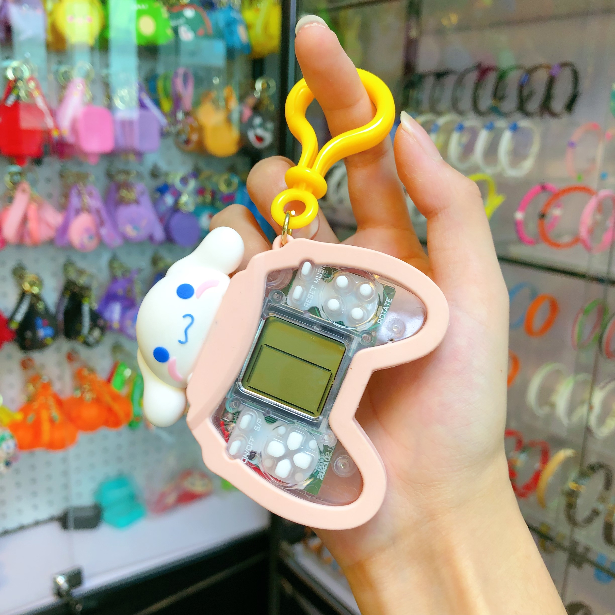 Dibujos animados cute gui perro manija máquina de juego llavero colgante puzzle juguete pequeño regalo muñeca máquina pequeño regalo pequeño juguete juguete pequeño regalo pequeño regalo Application Scenario