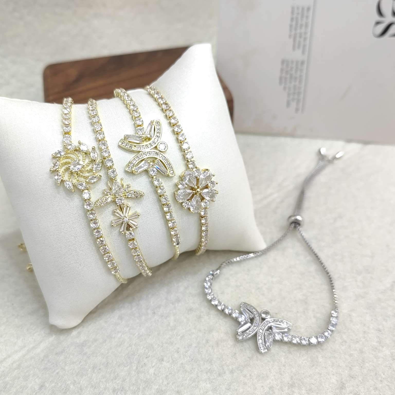 珍珠手链朱砂手串 高档手饰精致手链时尚饰品女士手饰礼品装饰品铜锆石抽拉金色白k流行经典爆款网红经典时尚复古法式欧美日韩火详情图11