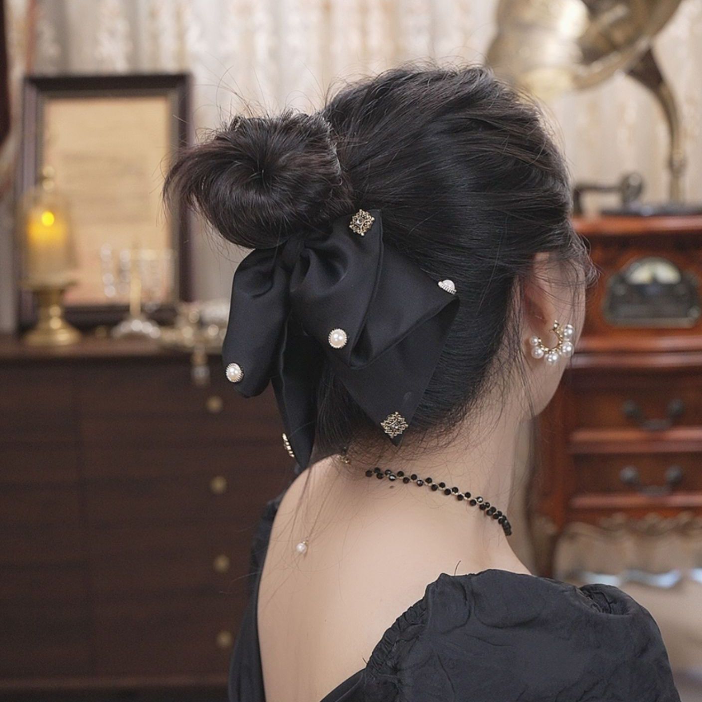 Stylish bestseller satin bow clip for women, shark clip for the back of the head, elegant and versatile low ponytail clip, half-tied hair clip Application Scenario