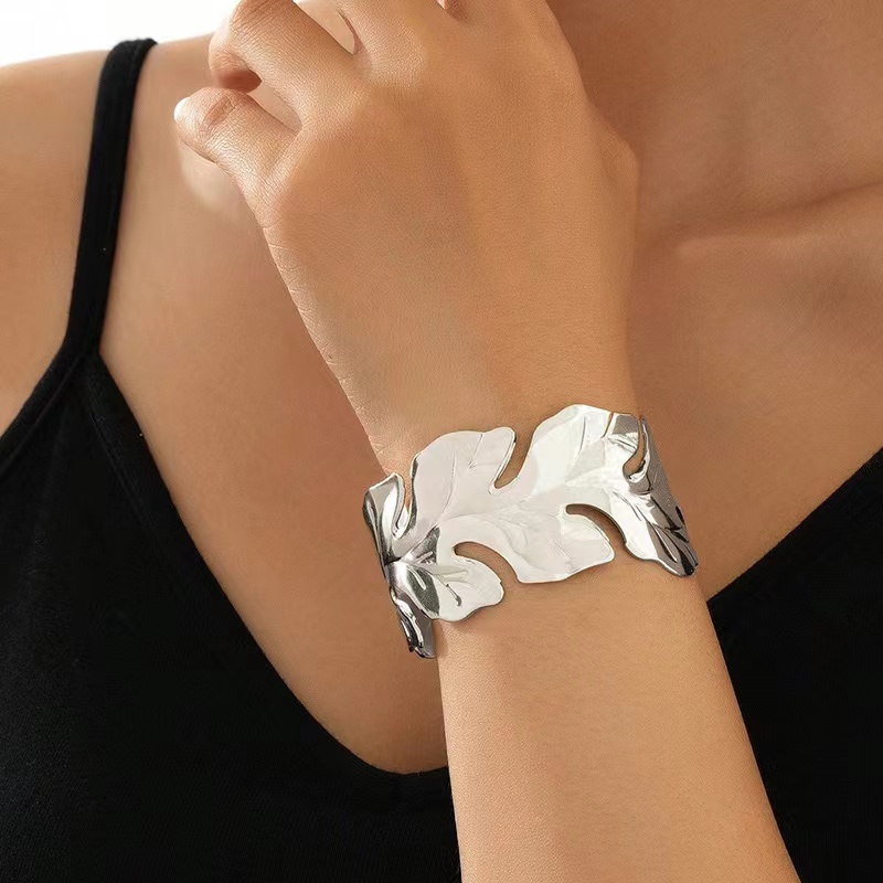A cross-border bestseller, the golden leaf bracelet, exudes a light luxury and high-end vibe. It's an exaggerated leaf wristband with an open wide version for the catwalk details Picture